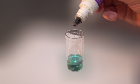Testvloeistof druppelen
